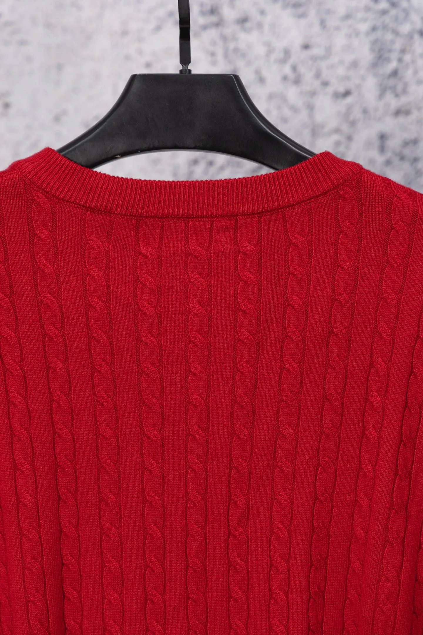 P170 Ralph Lauren Classic Round Neck Solid Color Pony Embroidered Logo Knitted Cardigan Long Sleeve Ralph Lauren Classic Basic Versatile Twist Knitted Cardigan Long Sleeve Main supply platform live broadcast Wholesale entity Replenish when out of stock Not removed from the shelves Quality 1:1 patterning Complete three standards Correct version of pony logo Imported quality cotton yarn Focus on high-end Cost-effective Good quality Needless to say Zhao Lusi's same style is really amazing, so sweet I'm so beautiful. This cardigan is really good-looking. It's simple and easy to wear. It's a must-have for goddess ootd. Good-looking clothes are never picky. A must-have in the wardrobe of goddesses. Size: S-XL. Color: black, apricot, gray, navy, red, white.